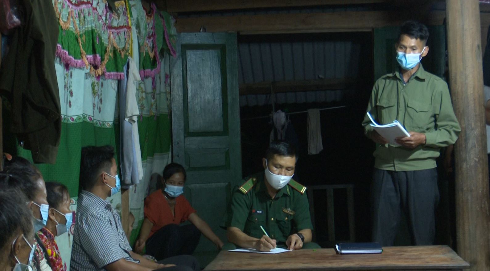 Ban Công tác mặt trận bản Nậm Nghẹ phối hợp Đồn Biên phòng Hua Bum tuyên truyền công tác ảo vệ chủ quyền, an ninh biên giới đến Nhân dân trong bản.